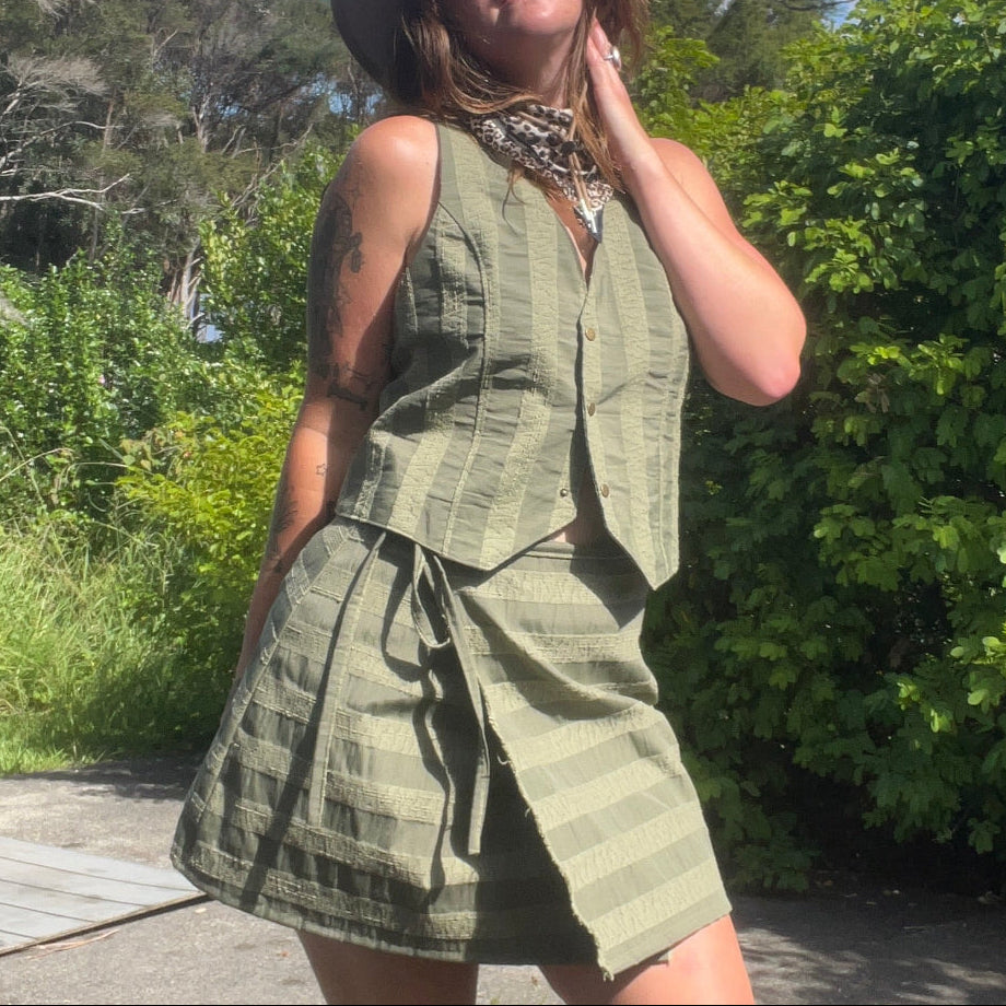 ₊✩‧₊˚green stripe vest˚₊✩‧₊