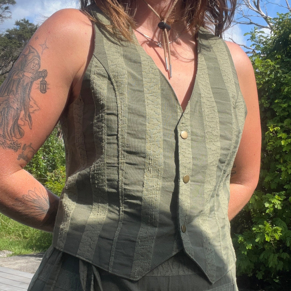 ₊✩‧₊˚green stripe vest˚₊✩‧₊