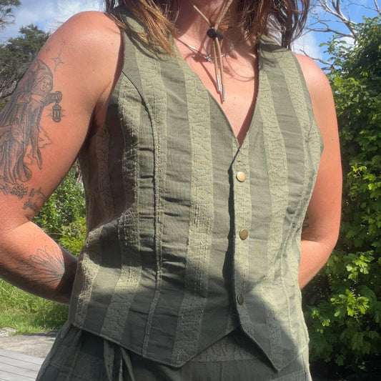 ₊✩‧₊˚green stripe vest˚₊✩‧₊